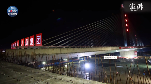 ▲河北保定樂凱大街南延段斜張橋30日凌晨完成轉體定位。（圖／翻攝澎湃新聞）