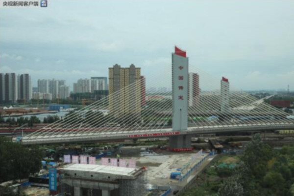 ▲保定樂凱大街南延段斜張橋橫跨京廣鐵路21條鐵路線。（圖／翻攝大陸網站）