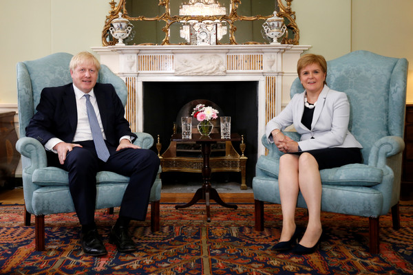 ▲▼英國新任首相強生29日到訪蘇格蘭首府愛丁堡，與蘇格蘭首席部長斯特金（Nicola Sturgeon）會面。（圖／路透）