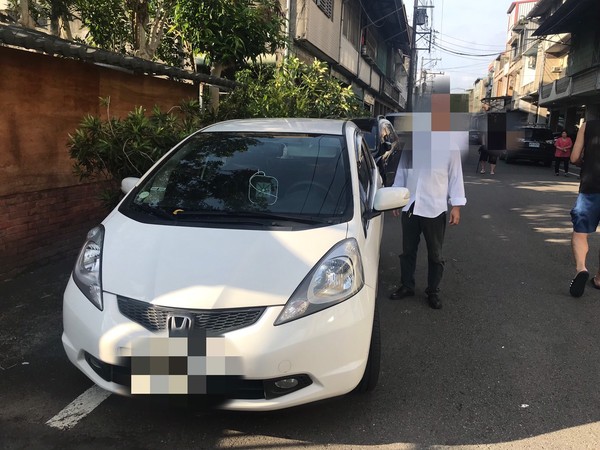 ▲開心逛老街卻忘了車停哪　警帶迷糊夫妻「遊」街尋車。（圖／記者陳凱力翻攝）