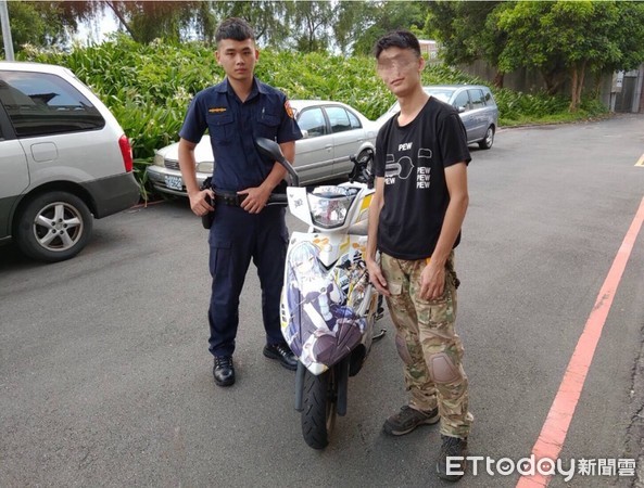 ▲▼動漫迷趕場參加動漫祭活動，竟將鑰匙忘在機車上，警方發現後代為保管。（圖／記者邱中岳翻攝）