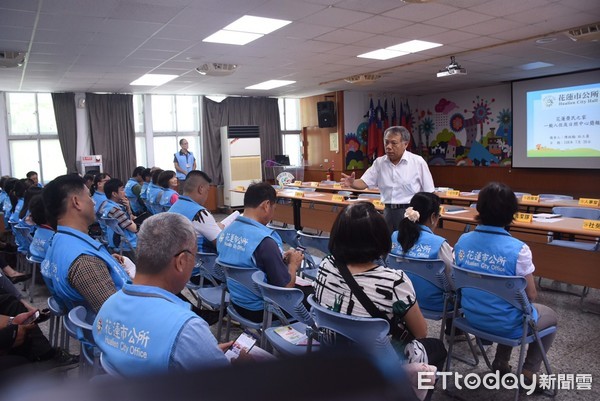 ▲花蓮榮譽國民之家主任方矩拜會花蓮市長魏嘉賢。（圖／花蓮市公所提供，下同）