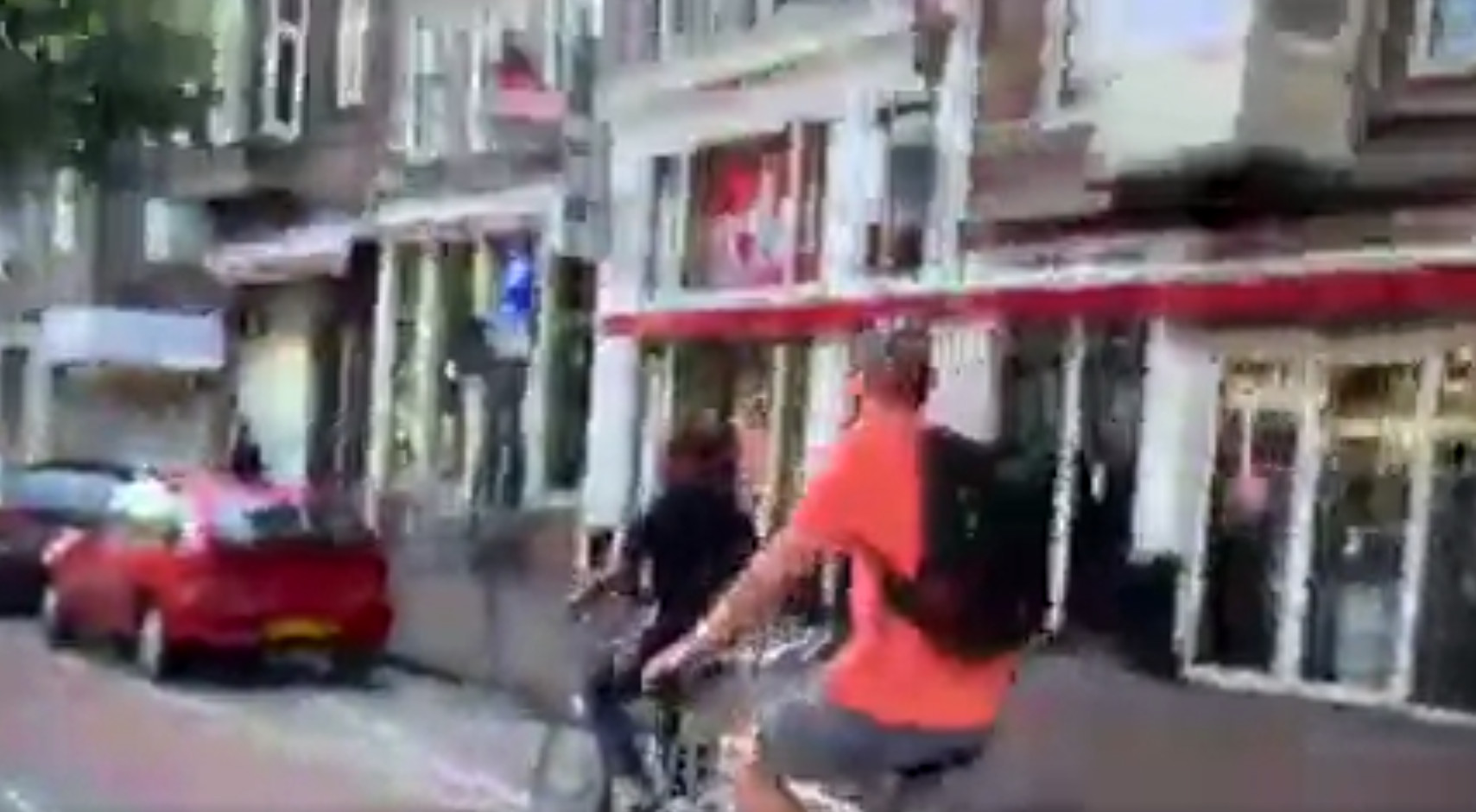▲▼荷蘭警察騎單車逮扒手。（圖／翻攝自「reddit」）