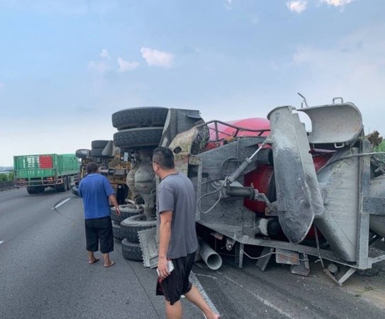 ▲▼國道中山高嘉義水上北上路段混凝土攪拌車翻覆，吊車前往救援也因無法受重翻覆。（圖／記者翁伊森翻攝，下同）