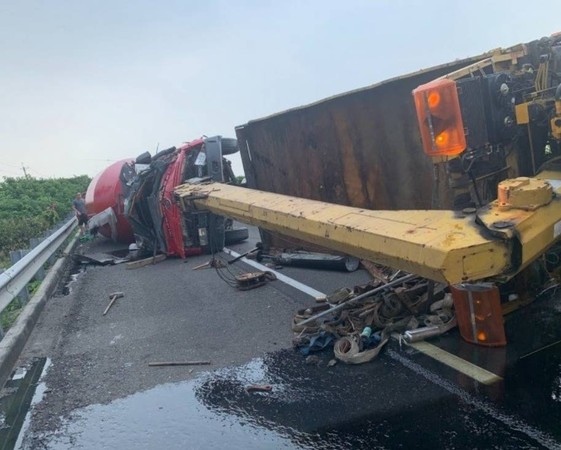▲▼國道中山高嘉義水上北上路段混凝土攪拌車翻覆，吊車前往救援也因無法受重翻覆。（圖／記者翁伊森翻攝，下同）