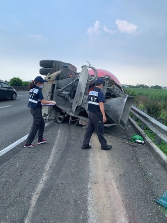 ▲▼  中山高水上段攪拌車車禍吊車救援　車流回堵七公里長 。（圖／記者翁伊森翻攝）