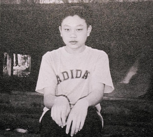 2000年，屏東縣高樹國中學生葉永鋕被發現倒臥廁所血泊中，這張照片是他難得在校園中留下的照片。（翻攝《擁抱玫瑰少年》）