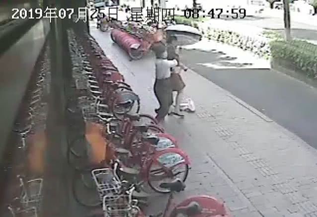 ▲▼36歲男子為了想入監當街搶劫。（圖／翻攝自《杭州日報》）