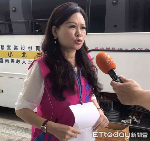 ▲台南市議員林燕祝指出，華航受訪案只要相關綠委真提告，她就發「祝祝雞排」300份。（圖／記者林悅翻攝）