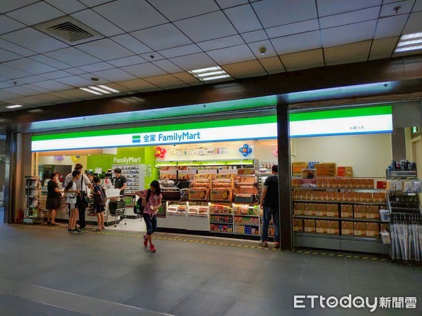 ▲全家便利商店進駐台鐵車站，圖為位於台北車站的全家新店面。（圖／全家提供）