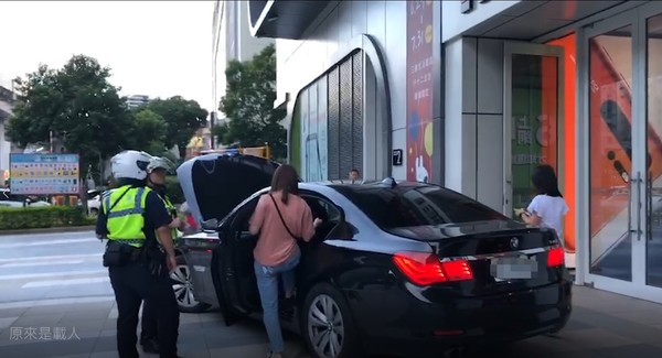 ▲▼▲▼警方獲報到場發現男子違規，隨即對男子開單告發。（圖／民眾提供）