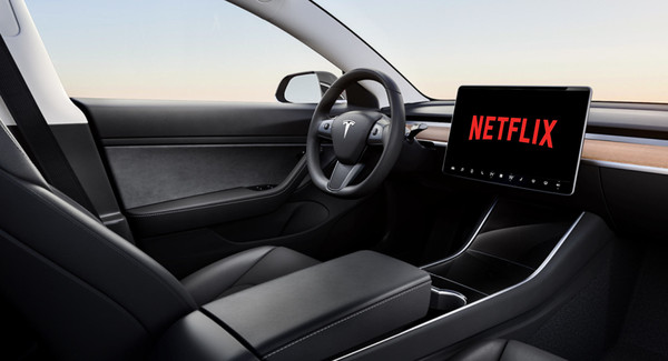 ▲特斯拉8月更新影音系統　可用17吋巨無霸螢幕看影片！。（圖／翻攝自Tesla）