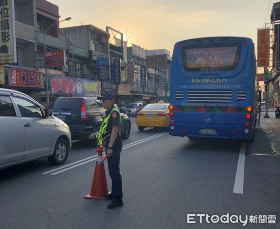 ▲大客車拋錨路口造成交通大亂。（圖／蘆竹警分局提供）