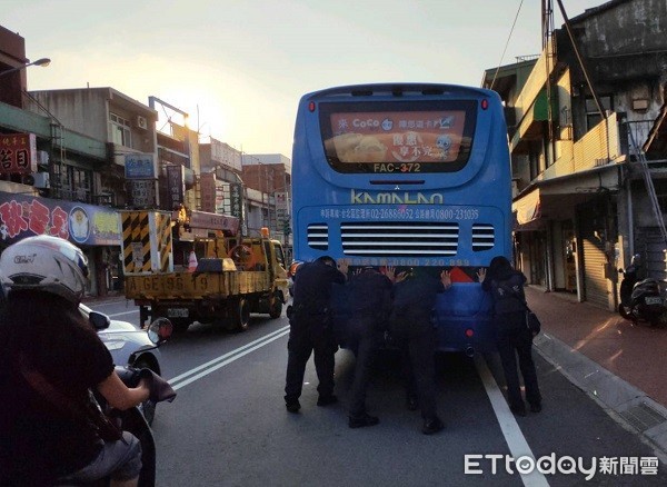 ▲▼員警合力將拋錨大客車推至路旁化解壅塞車流。（圖／蘆竹警分局提供）