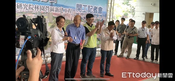 ▲205兵工廠遷建記者會，讓藍綠兩黨立委掀「感謝戰」，韓國瑜夾在中間好囧             。（圖／記者吳奕靖攝）