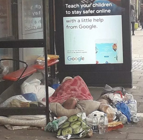 ▲英國公車站發現有大包的垃圾，沒想到竟是街友屍體。（圖／翻攝自推特）