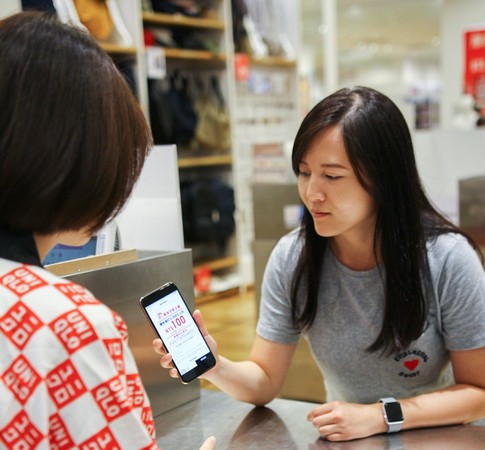 ▲▼遠傳電信用戶在8月底前下載UNIQLO APP並完成登錄者將免費獲得100元的優惠券。（圖／遠傳提供）