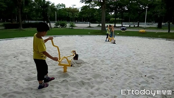 ▲台南市水萍塭公園兒童遊樂區開放了，這兩天吸引許多家長帶著孩子前往嬉戲，玩得不亦樂乎。（圖／記者林悅翻攝，下同）