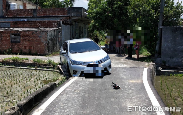 ▲饒姓女子因不熟路況，聽從導航路線，駕駛小客車右前輪不慎卡在田間水溝。（圖／記者黃孟珍翻攝）