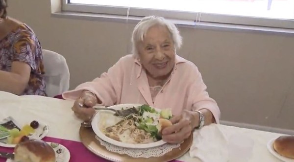 ▲▼美國紐約市布朗克斯（Bronx）奶奶路易絲（Louise Signore）迎接107歲生日。（圖／翻攝自推特）