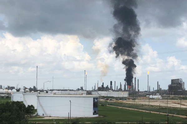 ▲▼ 德州煉油廠埃克森美孚（Exxon Mobil）23日發生爆炸大火。（圖／路透）