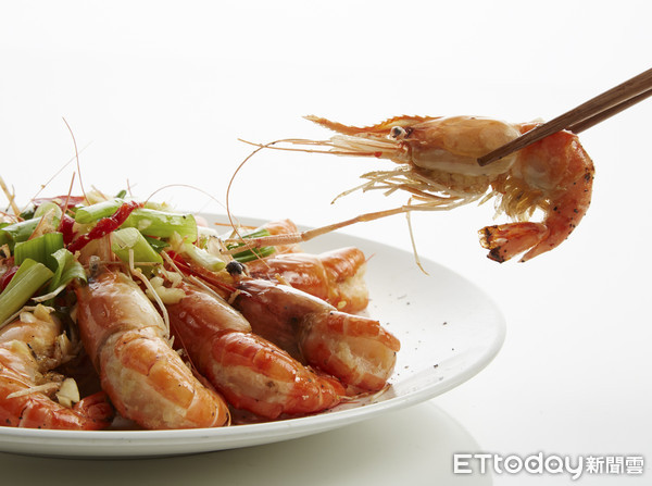 ▲易鼎25週年請吃活蝦　25歲蝦友獨享免費吃鹹酥蝦。（圖／易鼎提供）