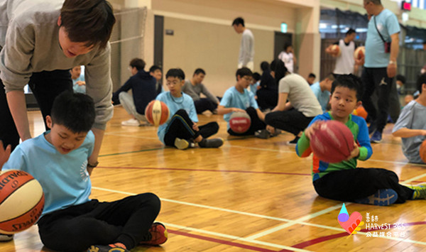 ▲▼ 志工陪伴自閉症兒童運動。（圖／記者張兆櫻攝）