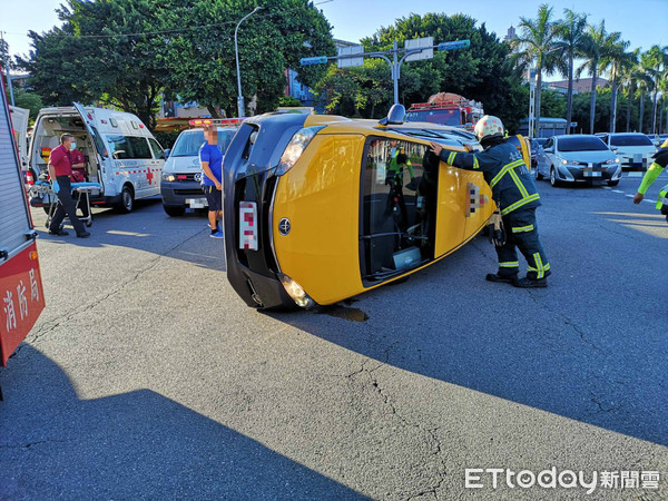 ▲▼      計程車 翻覆      。（圖／記者黃彥傑攝）