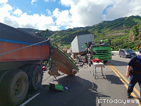 ▲ 貨櫃車撞上前方砂石車 60歲婦人過馬路慘遭輾雙腳骨折。（圖／記者郭世賢翻攝）