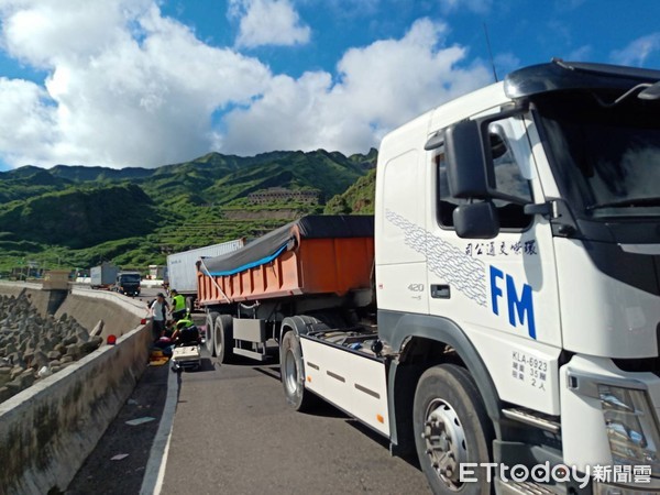 ▲ 貨櫃車撞上前方砂石車 60歲婦人過馬路慘遭輾雙腳骨折。（圖／記者郭世賢翻攝）