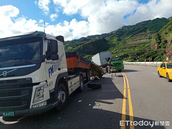 ▲ 貨櫃車撞上前方砂石車 60歲婦人過馬路慘遭輾雙腳骨折。（圖／記者郭世賢翻攝）