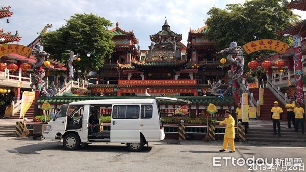 ▲花蓮吉安鄉勝安宮為「紙錢收運專車」舉辦淨車儀式。（圖／花蓮縣政府提供，下同）