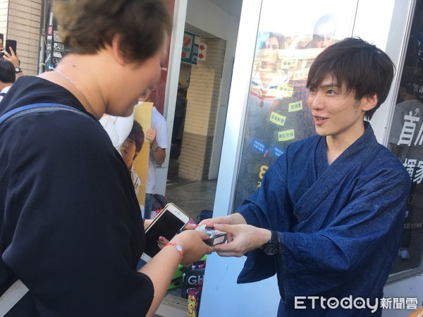 ▲▼AV男優鈴木一徹西門町街頭示範戴套，推廣愛滋防治。（圖／記者洪巧藍攝）