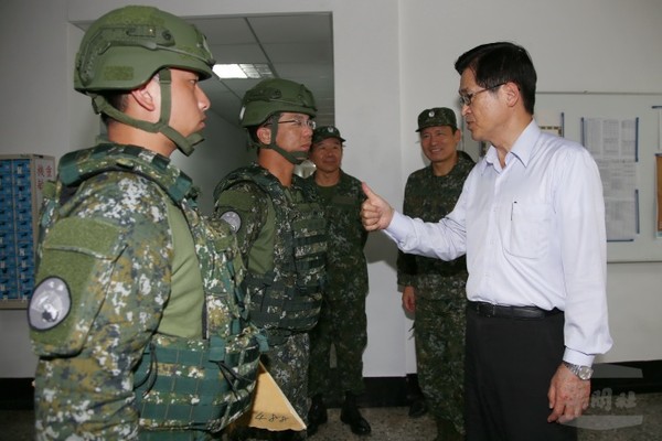 嚴部長視導海空軍操演　肯定精準射擊成效