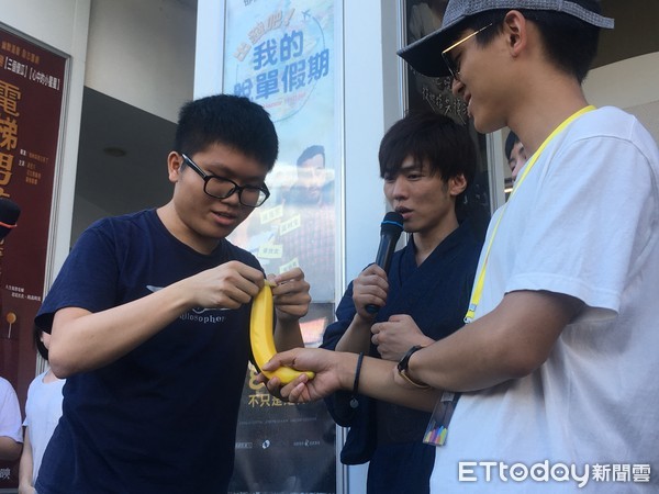 ▲▼AV男優鈴木一徹西門町街頭示範戴套，推廣愛滋防治。（圖／記者洪巧藍攝）