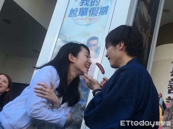 ▲▼AV男優鈴木一徹西門町街頭示範戴套，推廣愛滋防治。（圖／記者洪巧藍攝）