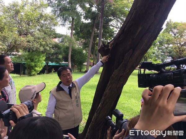 ▲台南市長黃偉哲率員在巴克禮公園進行登革熱防疫視察，公園將於8月5日上午重開開園。（圖／記者林悅翻攝，下同）   