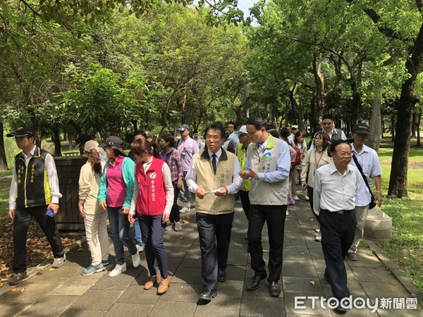 ▲台南市長黃偉哲率員在巴克禮公園進行登革熱防疫視察，公園將於8月5日上午重開開園。（圖／記者林悅翻攝，下同）   