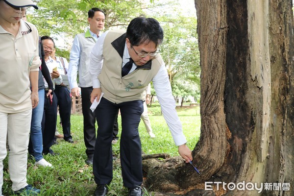 ▲台南市長黃偉哲率員在巴克禮公園進行登革熱防疫視察，公園將於8月5日上午重開開園。（圖／記者林悅翻攝，下同）   