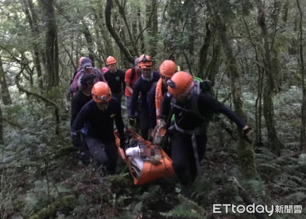 ▲卓姓原住民被消防與搜救人員以分組方式抬下山，送醫急救挽回一命。（圖／記者沈繼昌翻攝）