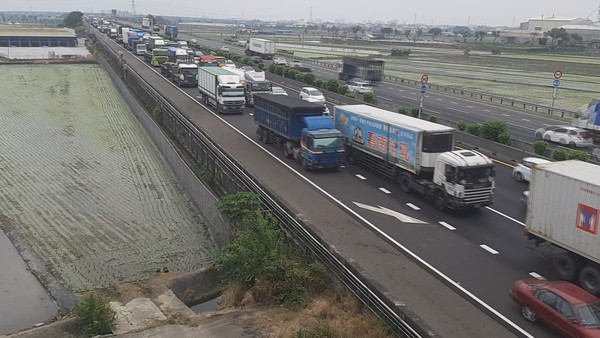 ▲國道1斗南段貨車翻覆，貨物彈飛擊中對向車，5人受傷送醫。（圖／記者傅誠翻攝）