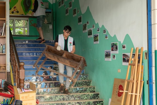 ▲▼信義房屋近百位志工造訪華南國小，幫助學校整理舊教室與清除老舊設備。（圖／信義房屋提供）