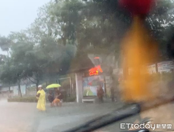 ▲▼高雄小港漢民路段出現淹水災情。（圖／記者吳奕靖攝）