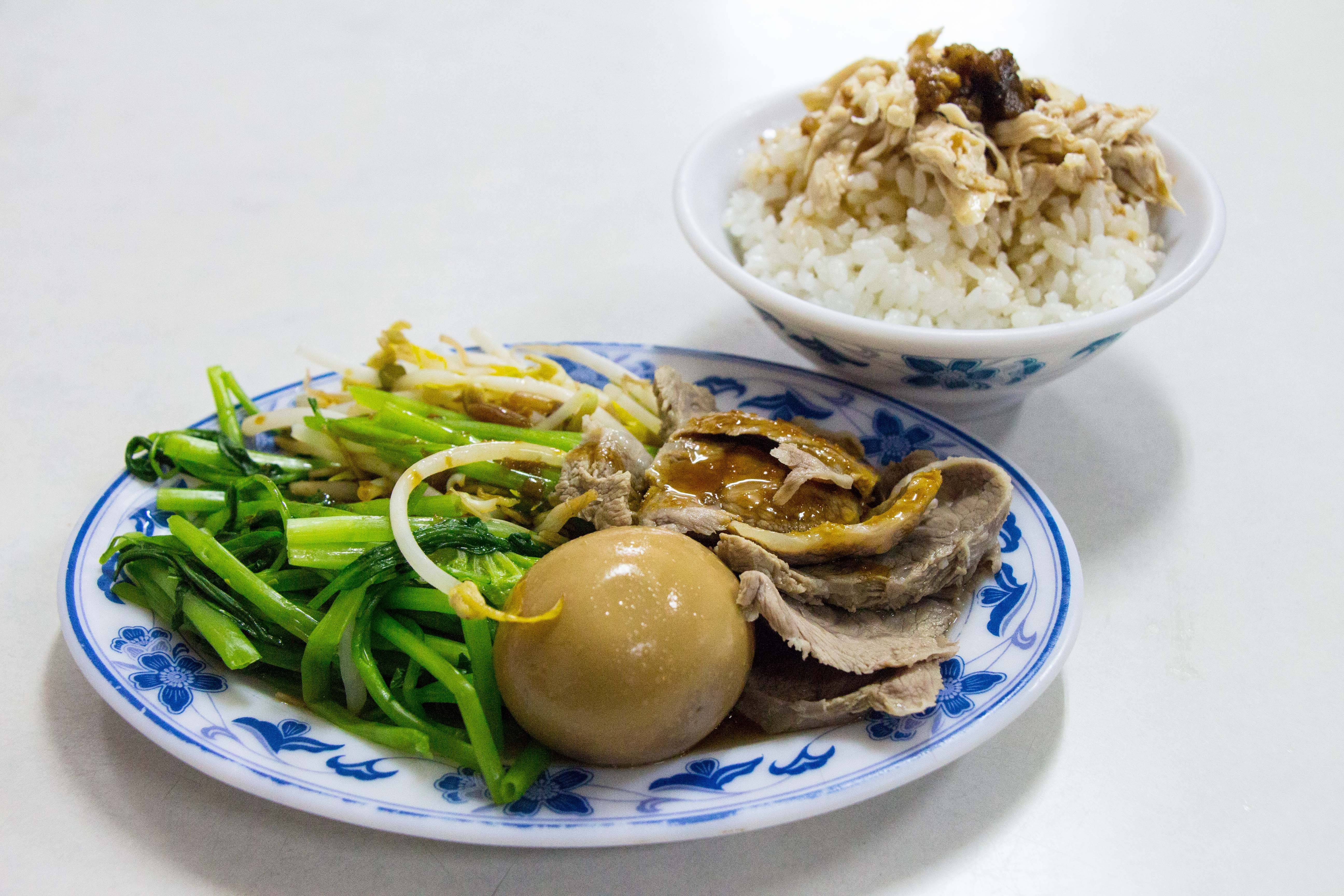 ▲永樂担仔麵的雞肉飯便當。(圖／黃士原攝)