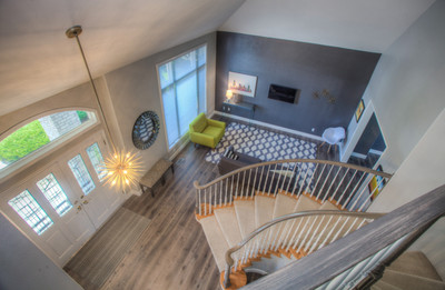 輕豪宅地板、沙發慘被狗尿「長期醃漬」　臭味破表10倍房東崩潰