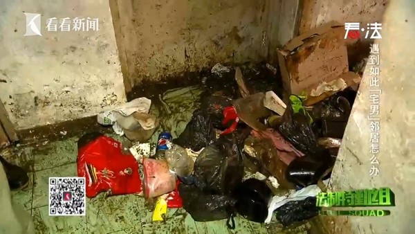 ▲上海宅男小沈幾年不出門，垃圾堆滿家中。（圖／翻攝自看看新聞，下同）