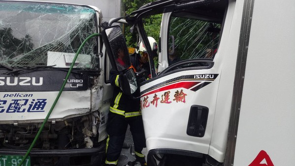 ▲▼ 嘉縣竹崎鄉石麻園縣道兩貨車對撞。（圖／記者翁伊森翻攝）