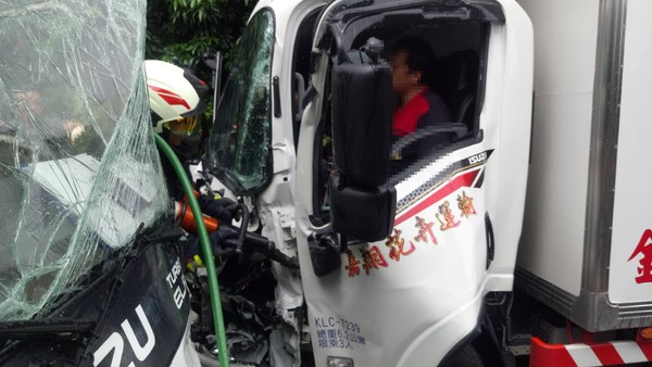 ▲▼ 嘉縣竹崎鄉石麻園縣道兩貨車對撞。（圖／記者翁伊森翻攝）