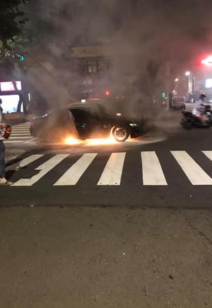 ▲▼北市萬華區一輛BMW雙門轎跑車疑似因車底漏油起火，路過民眾搬滅火器趕來協助滅火。（圖／翻攝自臉書社團「我是萬華人」）
