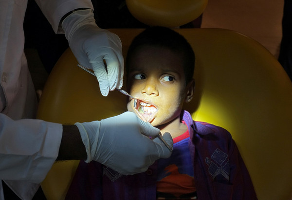 ▲印度七歲男童口腔挖出526顆牙齒。（圖／路透社）